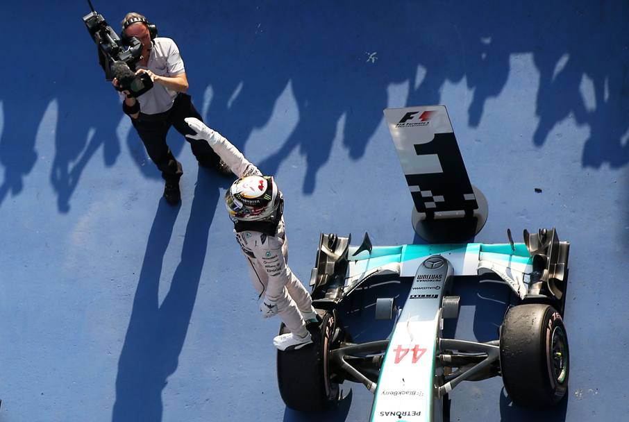 Lewis Hamilton, primo al traguardo, sale sulla ruota anteriore della sua Mercedes per salutare il pubblico (Getty Images)